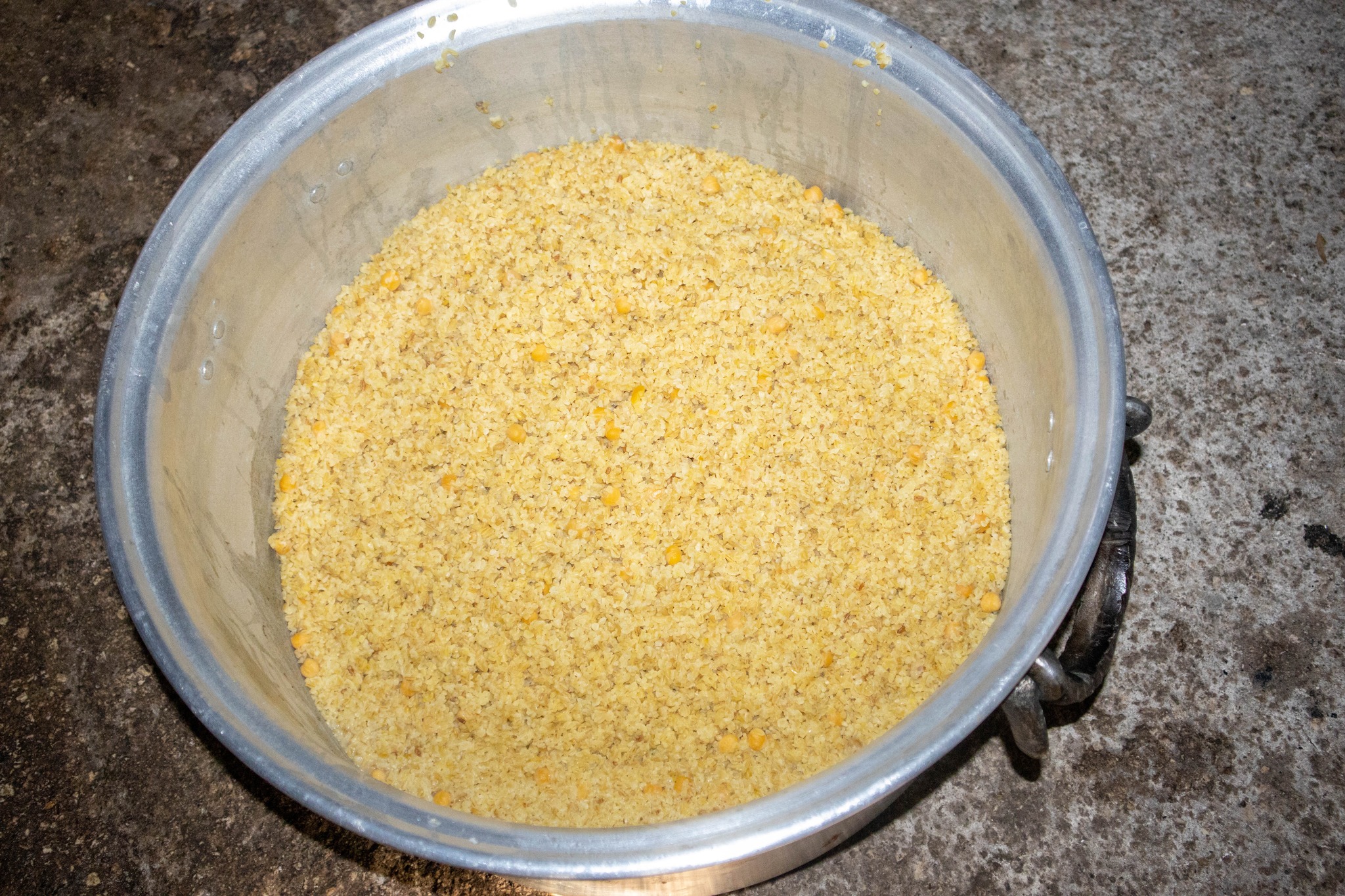 أثناء توزيع تبرعاتكم العينية في منطقة الحفة